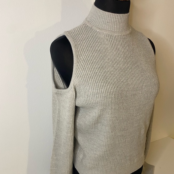 H&M Light Gray Open-Shoulder Sweater - Picture 4 of 6